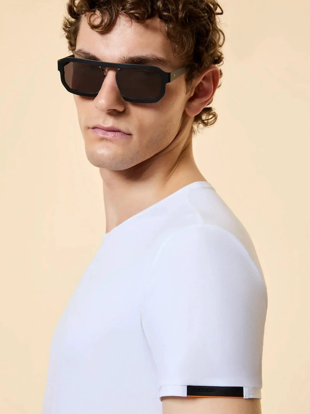 Uomo con occhiali da sole neri indossa t-shirt bianca, moda uomo elegante