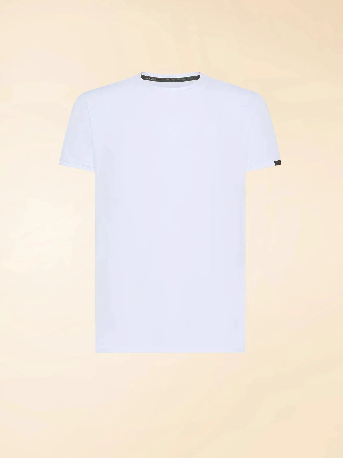 T-shirt bianca uomo, manica corta, girocollo, moda casual su sfondo neutro