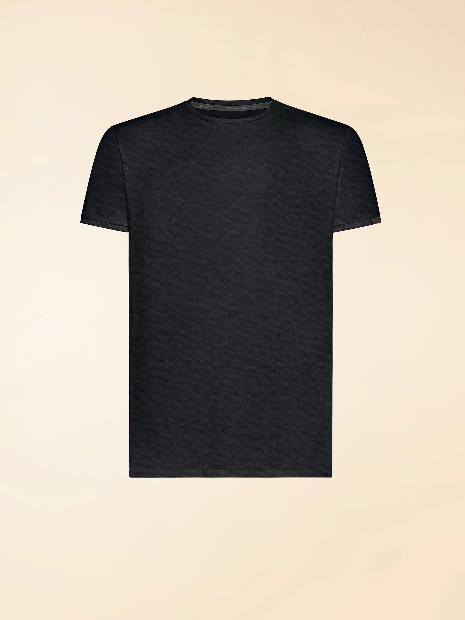 T-shirt uomo nera a manica corta, girocollo, stile minimal su sfondo neutro