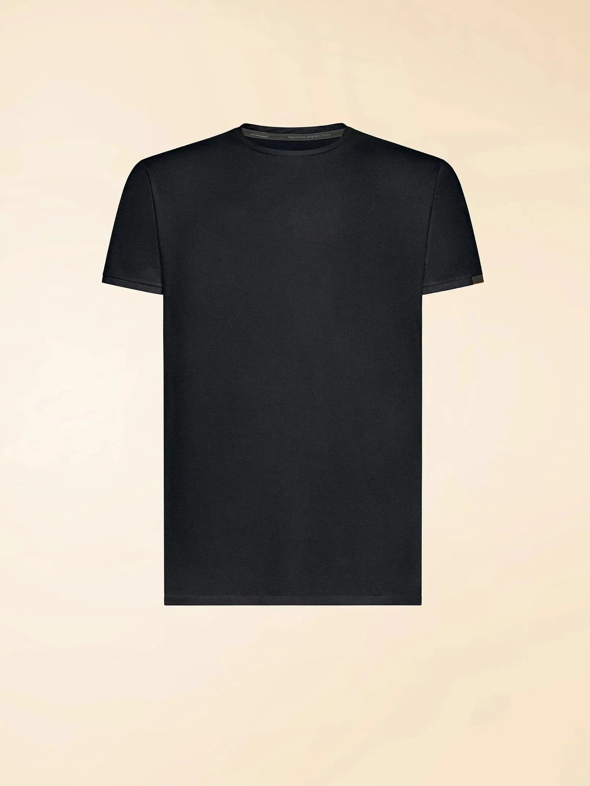 T-shirt uomo nera a manica corta, girocollo, stile minimal su sfondo neutro
