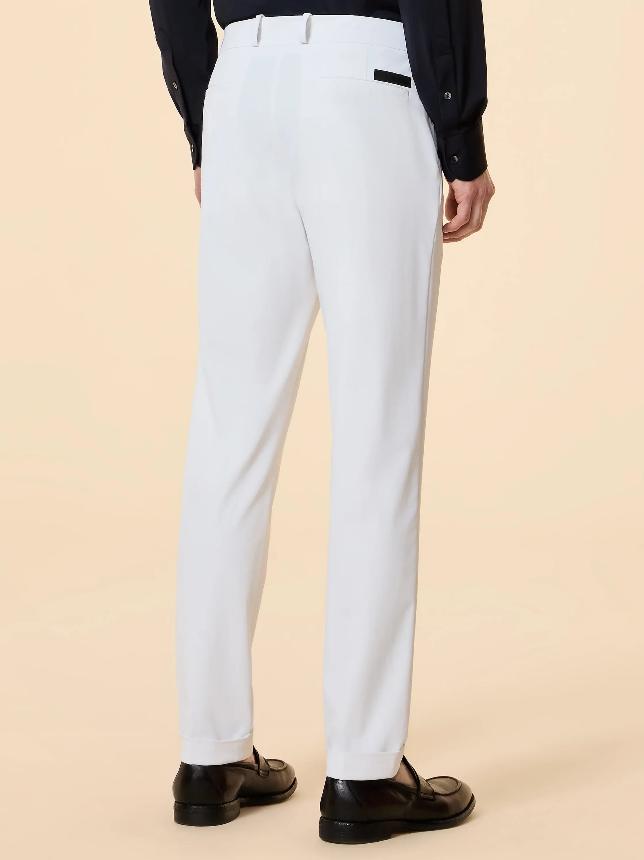 Pantaloni uomo eleganti bianchi slim fit, tasche posteriori, scarpe nere