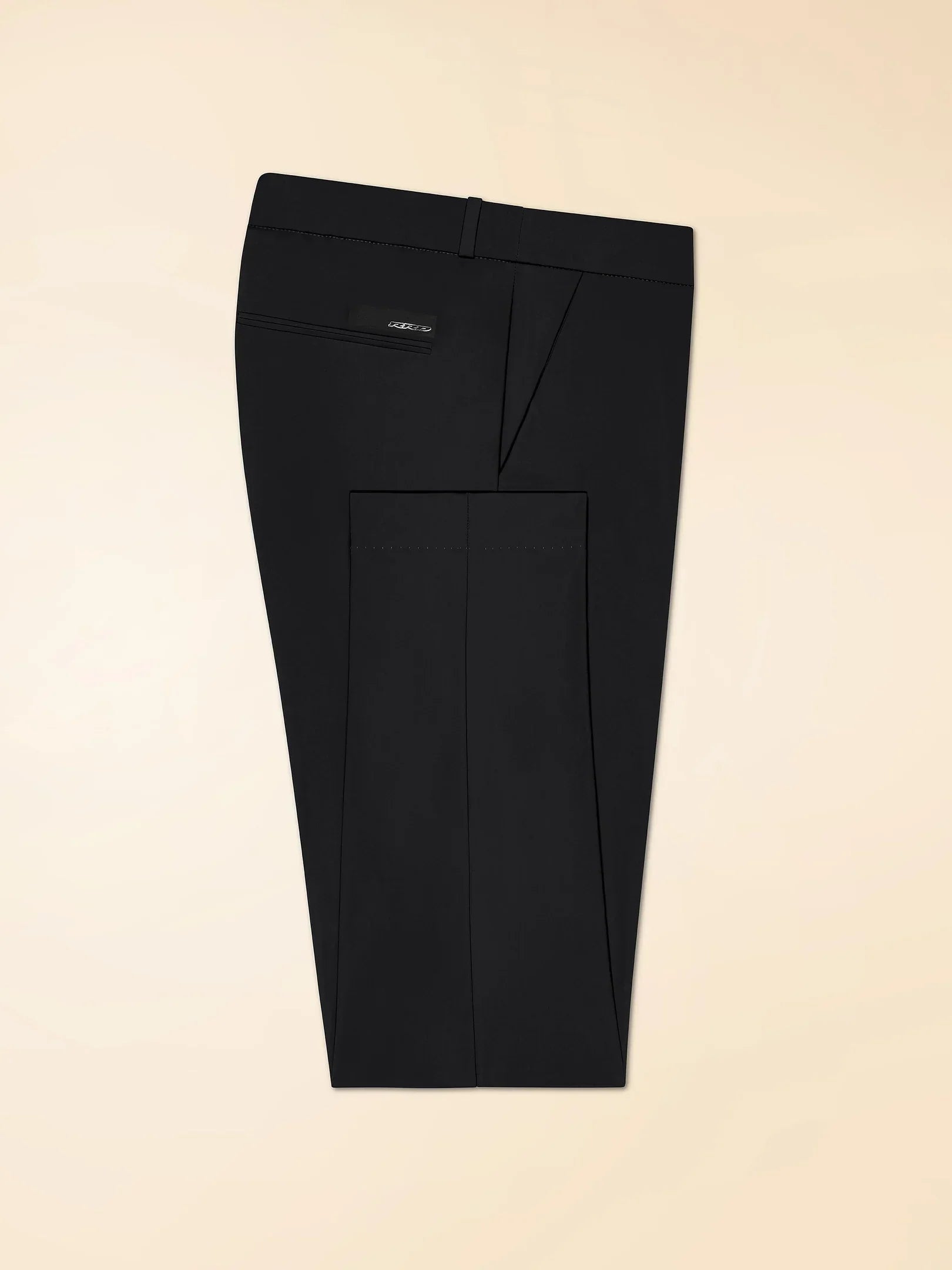 Pantaloni uomo neri eleganti con tasca posteriore e passanti, piegati su sfondo beige.