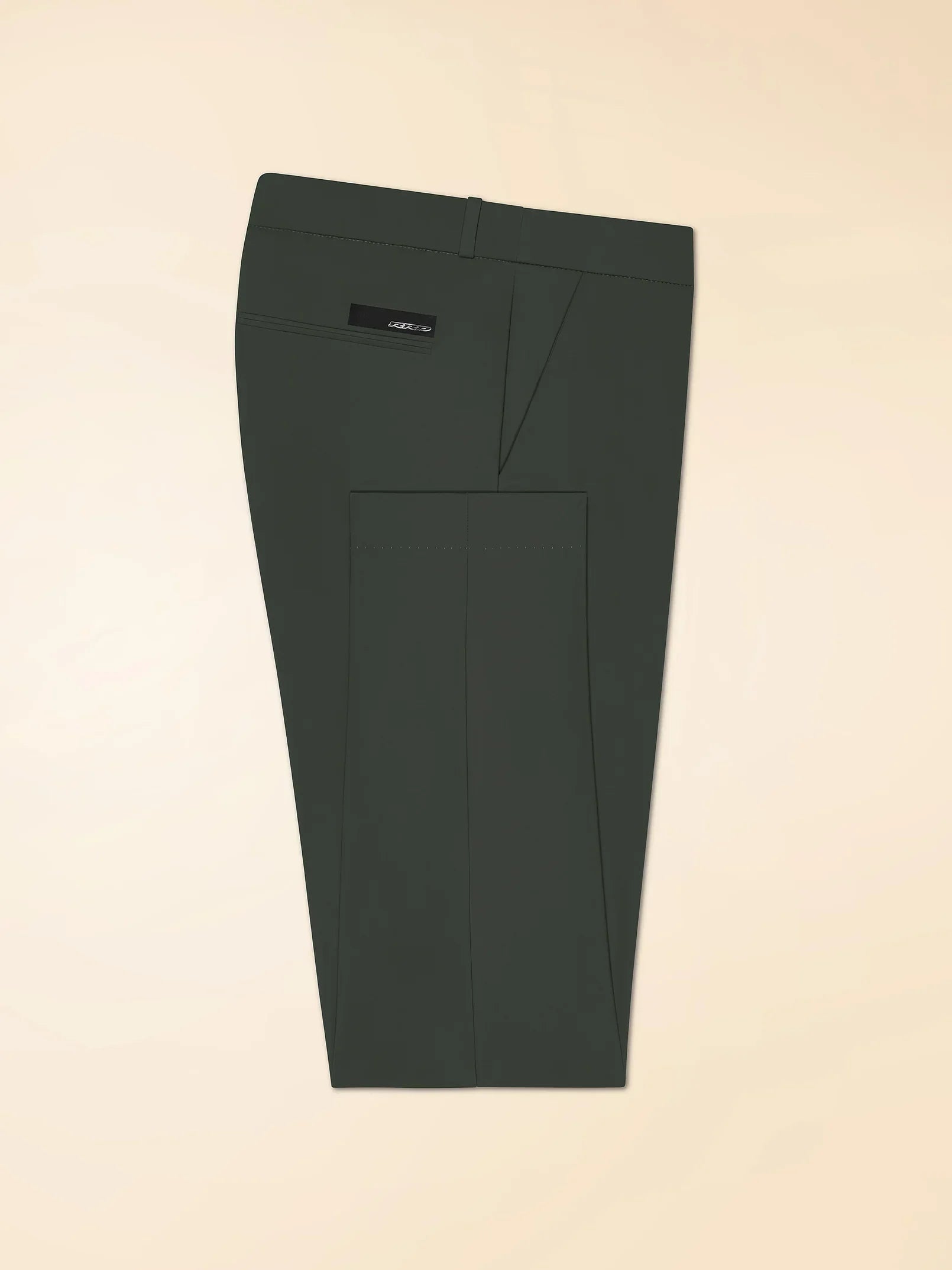 Pantaloni uomo eleganti verde scuro con tasca posteriore e passanti, fondo beige.