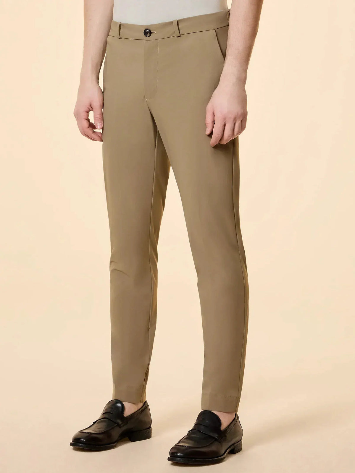 Pantaloni chino uomo beige eleganti, vestibilità slim, scarpe in pelle nera