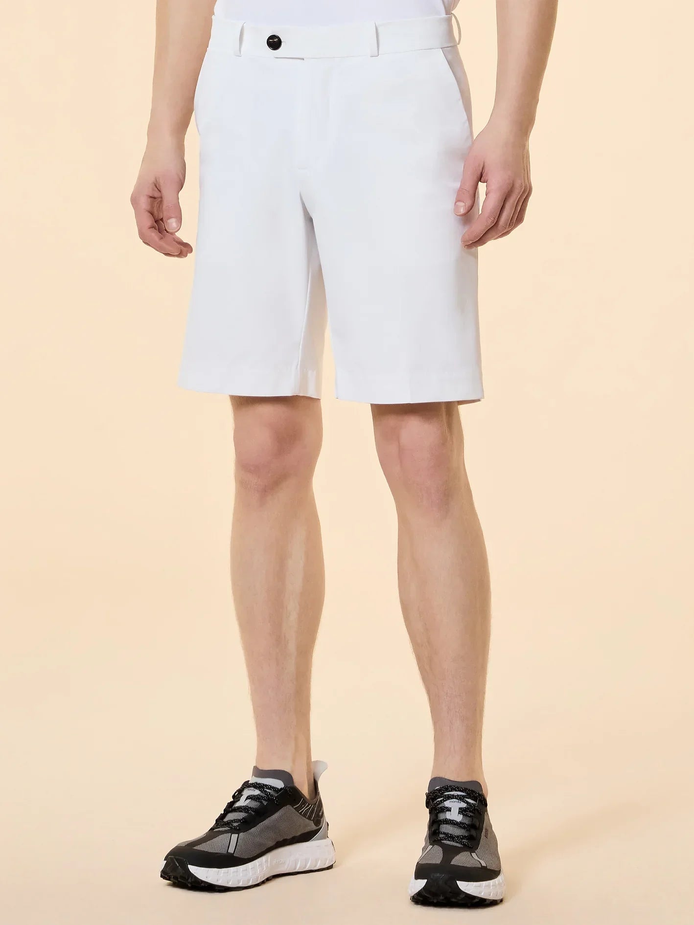 Bermuda uomo bianchi eleganti con tasche laterali, scarpe sportive nere e bianche
