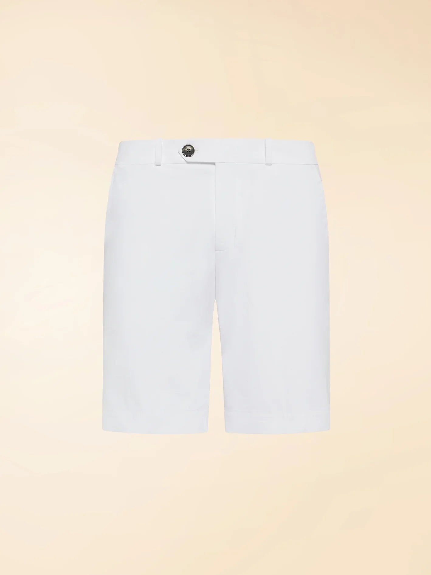 Bermuda bianco da uomo, elegante, con bottone e passanti, su sfondo neutro.