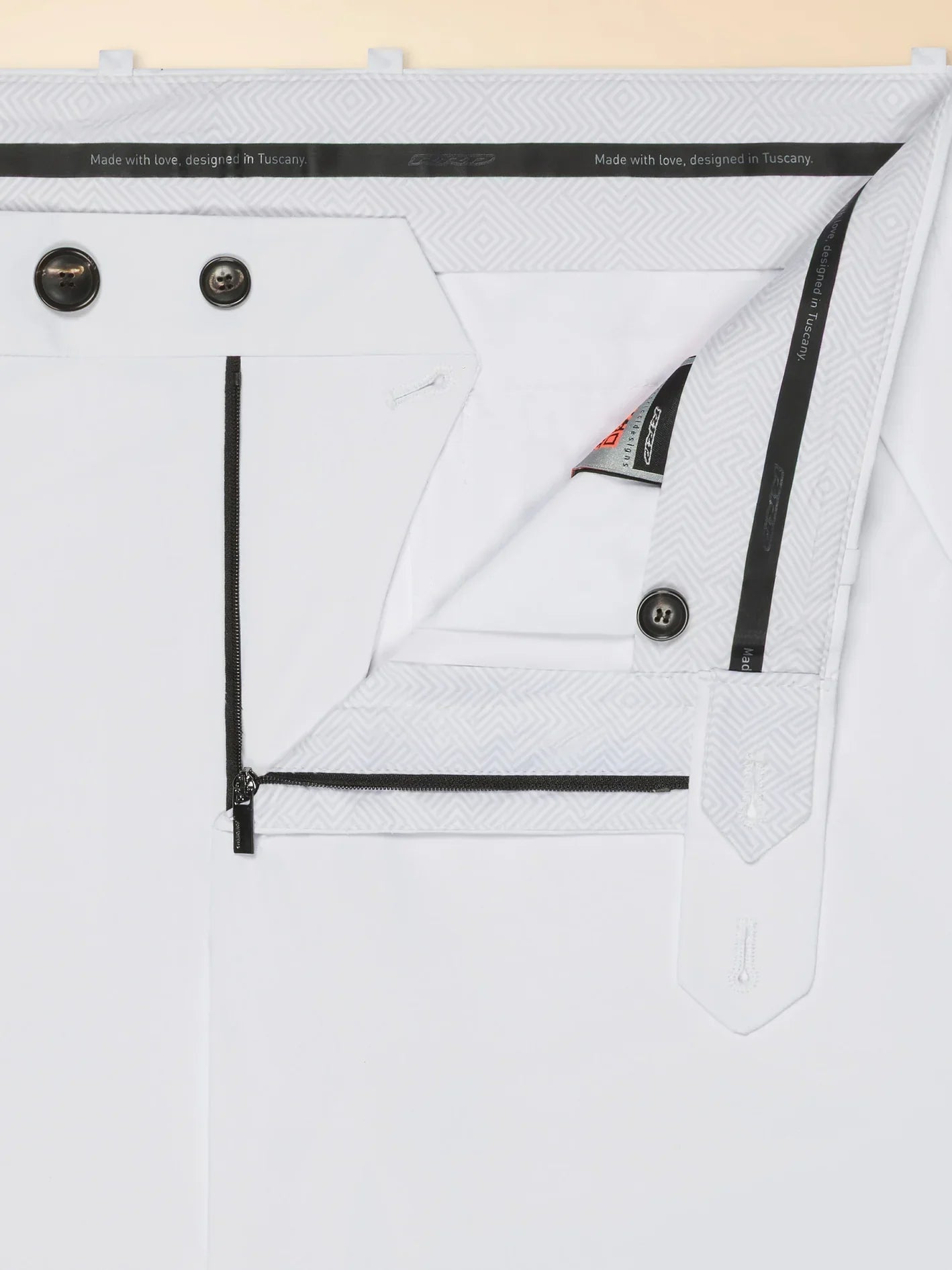 dettaglio interno pantaloni bianchi uomo, chiusura zip e bottoni, tessuto sartoriale elegante
