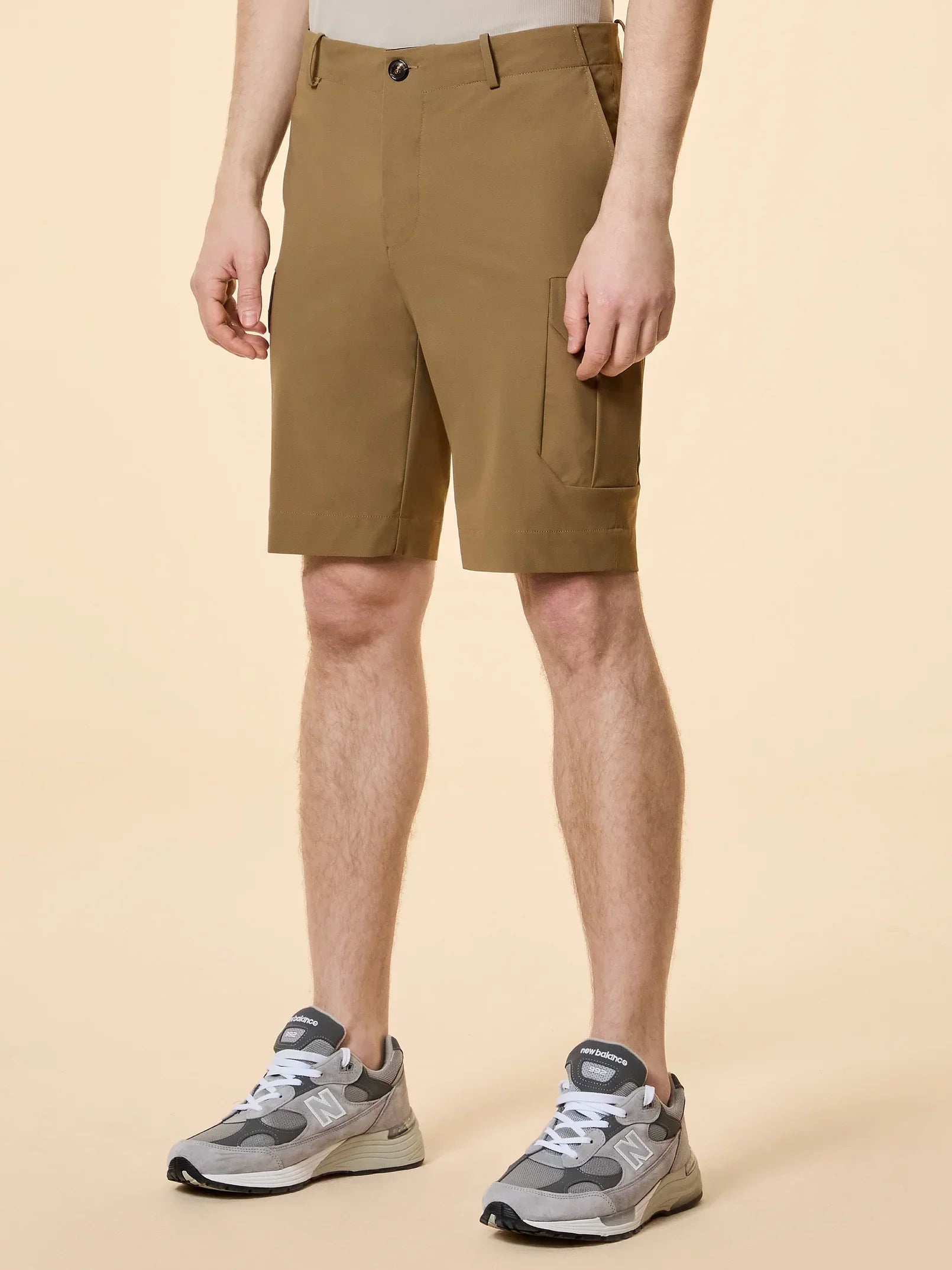 Bermuda cargo uomo color sabbia con tasche laterali, stile casual estivo