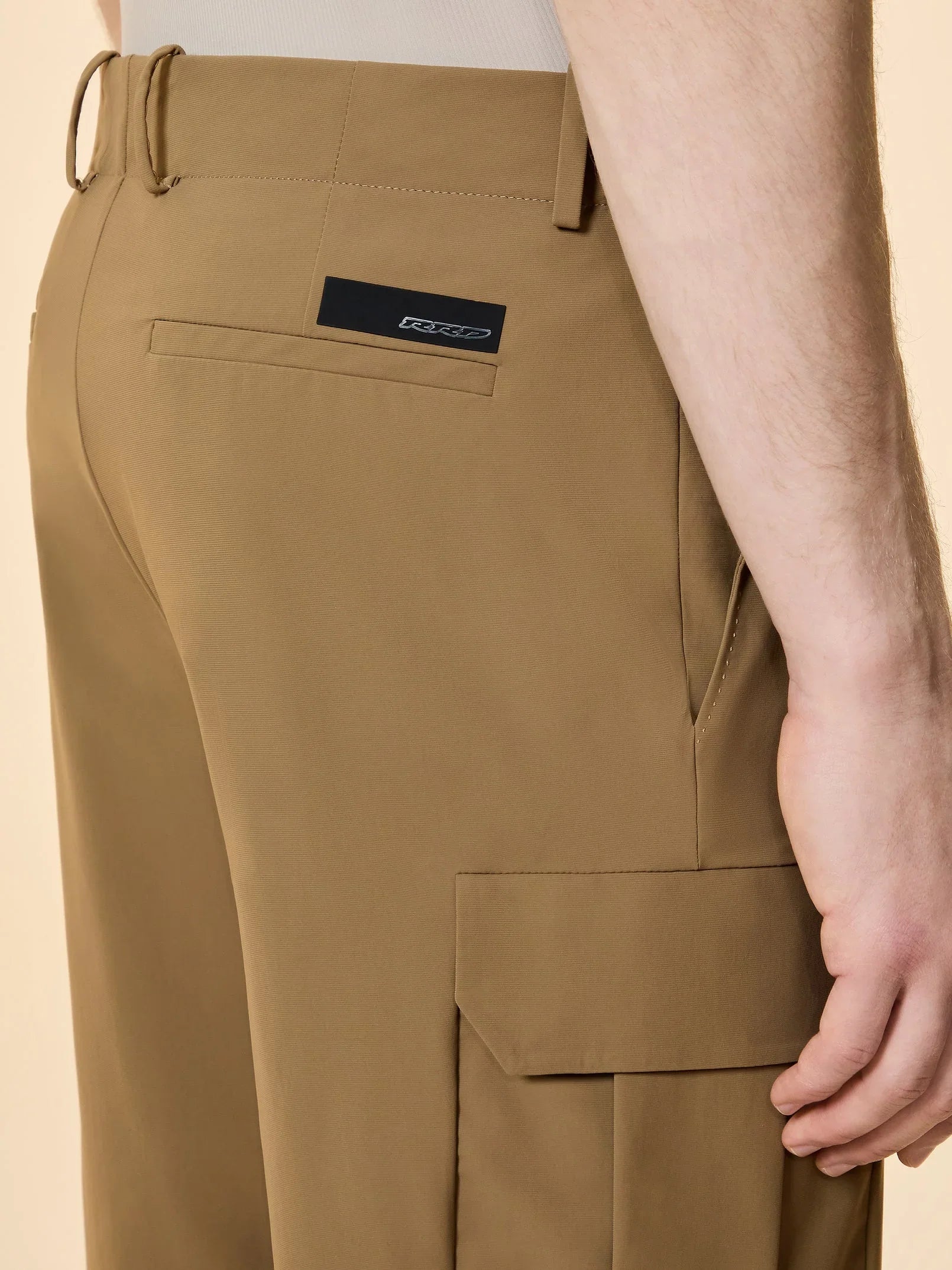 Pantaloni cargo uomo beige in tessuto tecnico, dettaglio tasca laterale e logo RRD