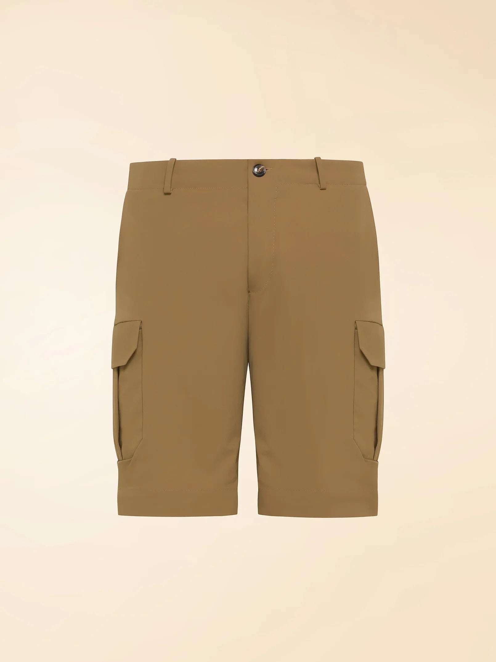 Bermuda cargo uomo color sabbia con tasche laterali, stile casual elegante