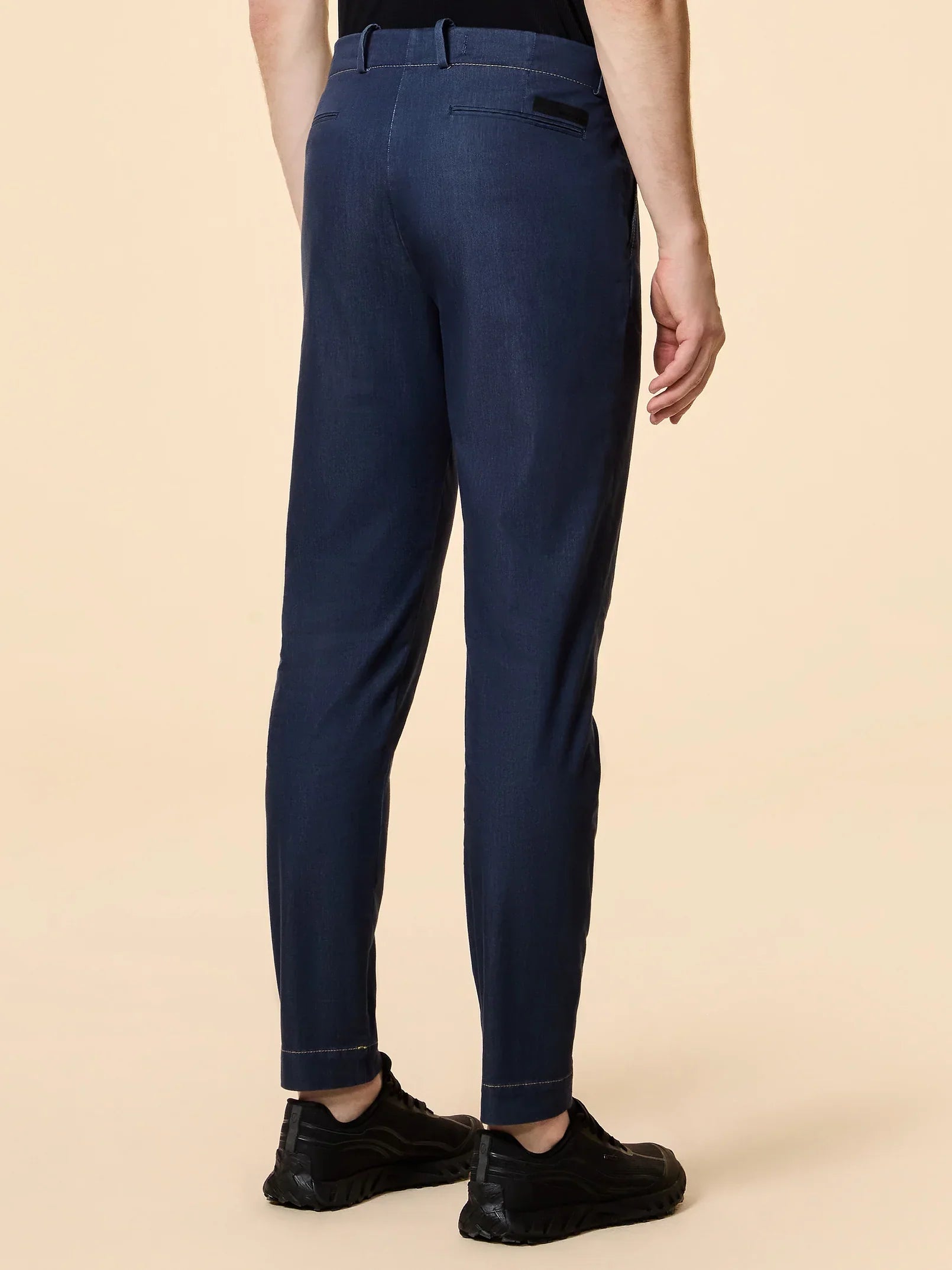 Pantaloni uomo blu eleganti a gamba dritta, indossati con scarpe nere, vista posteriore