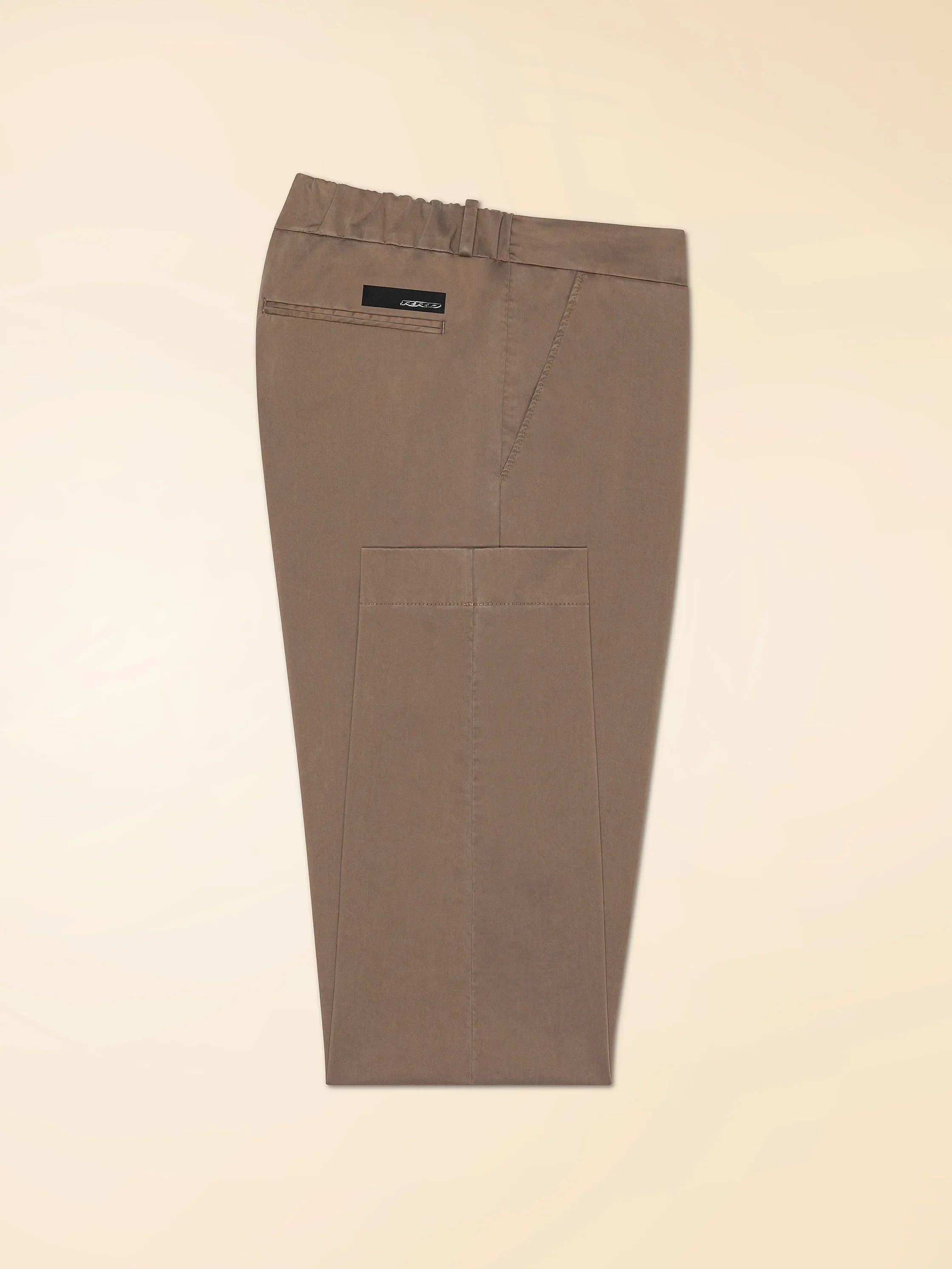 Pantaloni uomo beige elasticizzati, tasca posteriore, stile casual elegante.