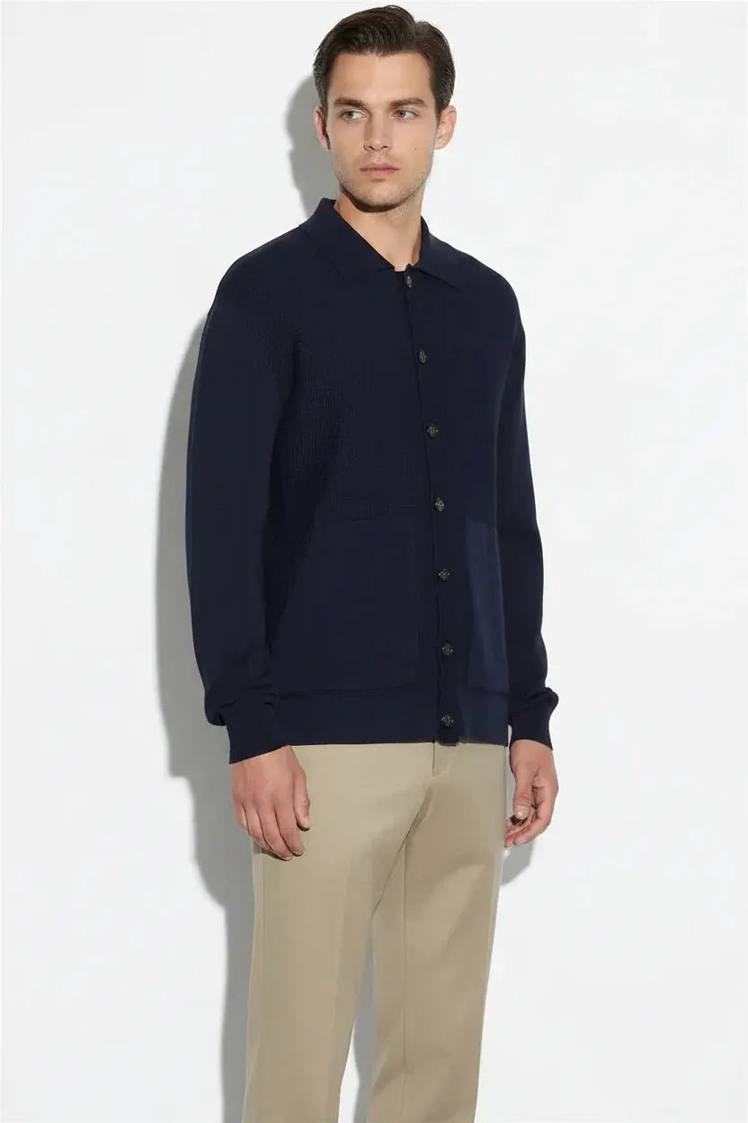 Cardigan uomo blu con bottoni e tasche frontali, abbigliamento elegante, moda uomo