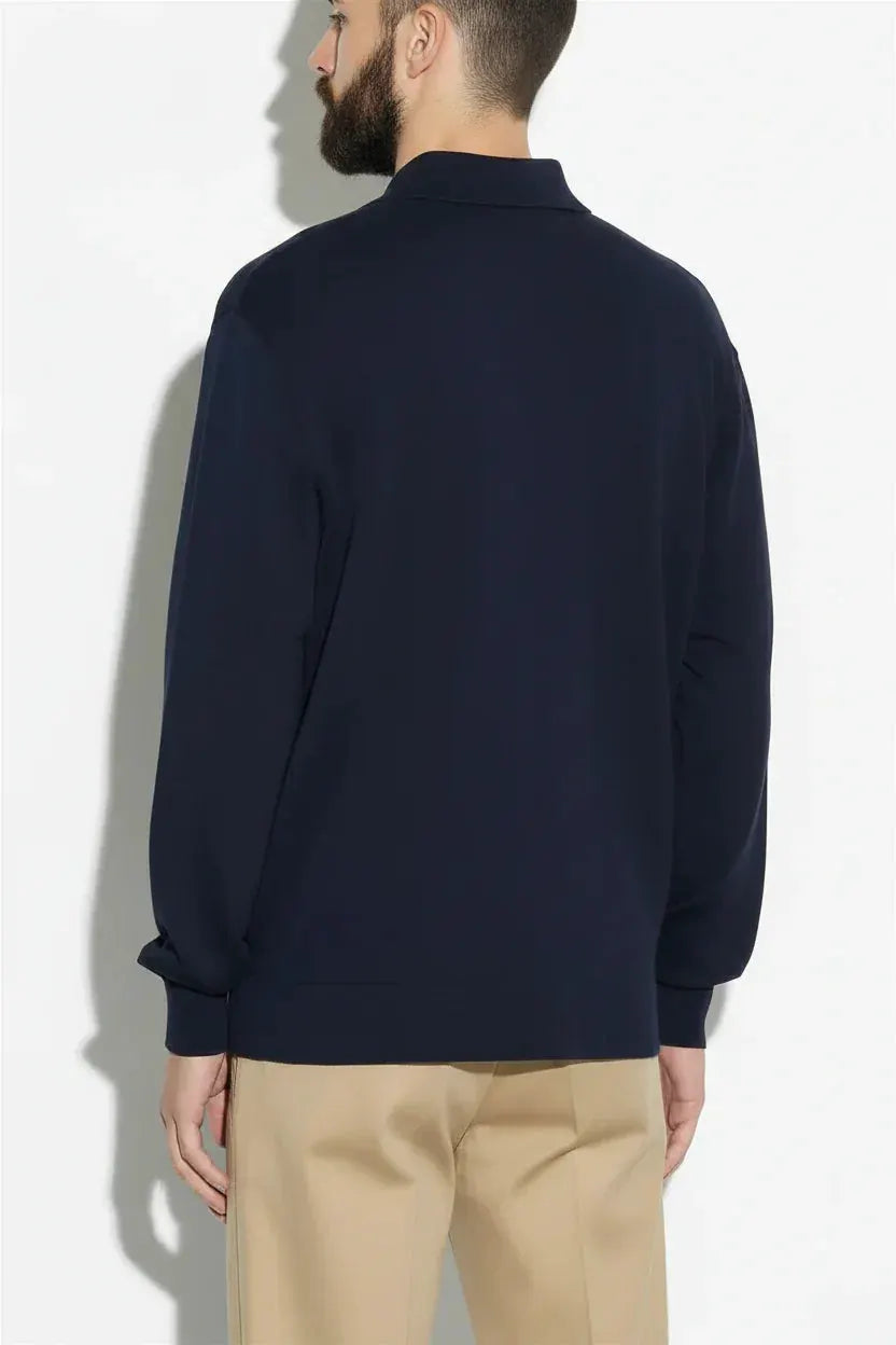 Maglione uomo blu manica lunga, vestibilità regular, con pantaloni beige eleganti