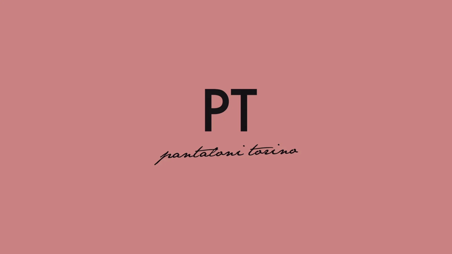 Logo PT pantaloni torino su sfondo rosa, moda pantaloni uomo e donna eleganti.