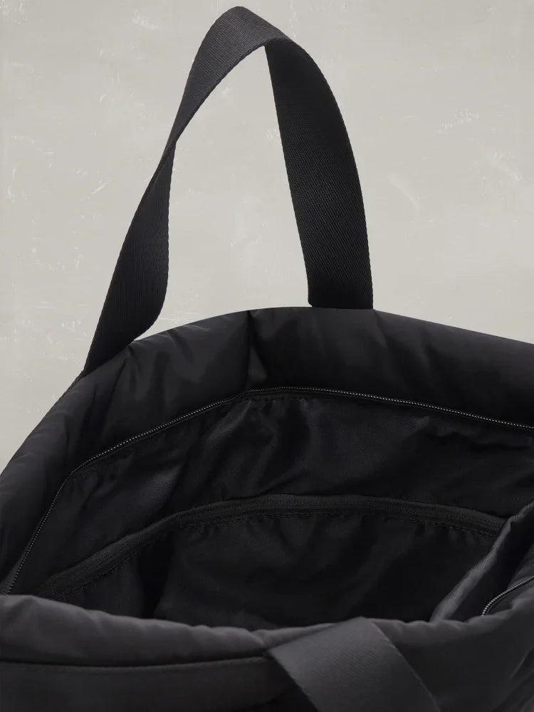 Interno borsa shopper nera con tasca con zip e manico in tessuto