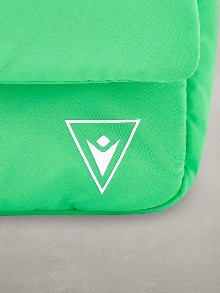 Dettaglio di borsa verde con logo bianco stampato, accessorio moda unisex.