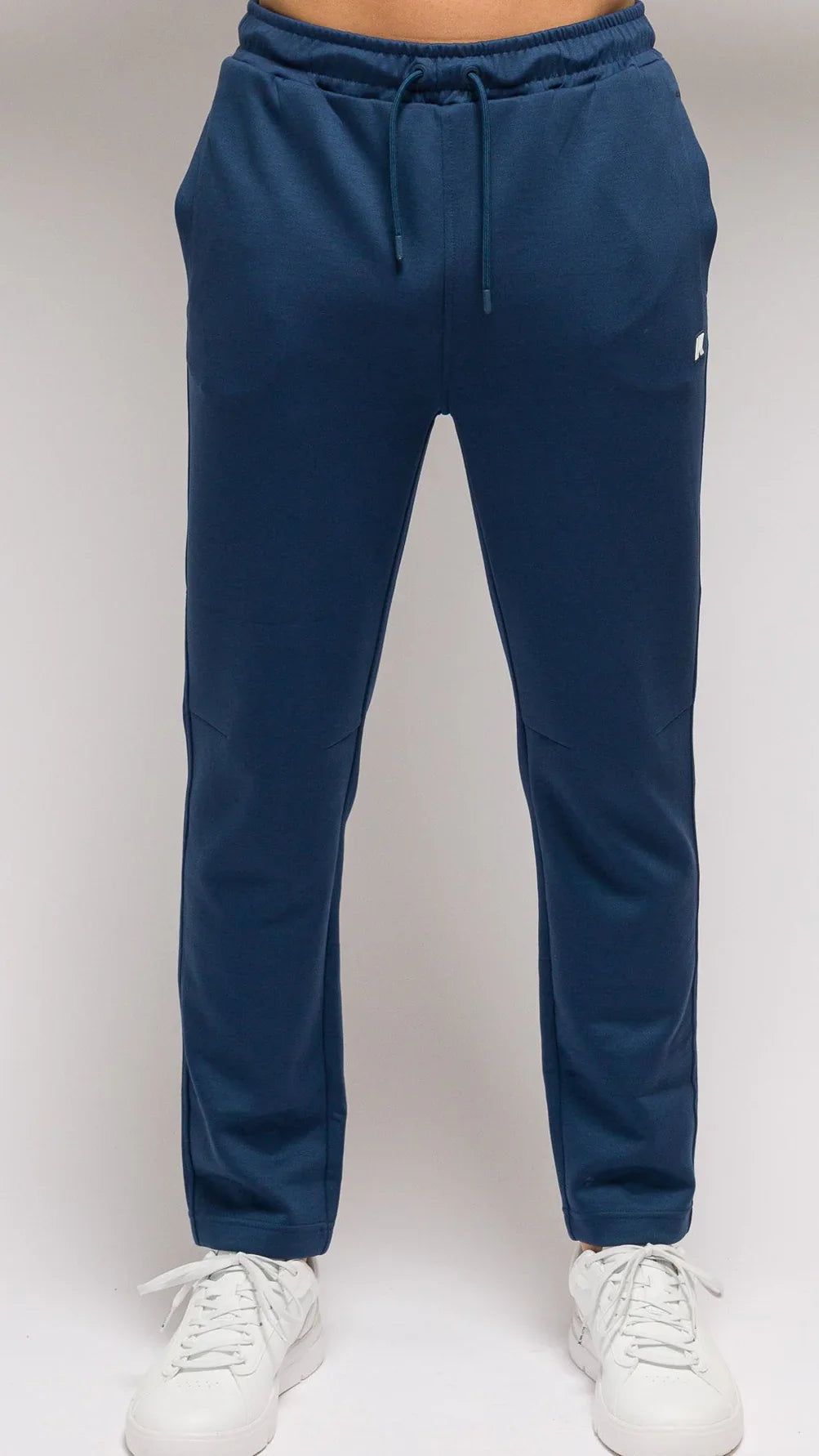 Pantaloni jogger uomo blu con coulisse e logo laterale, indossati, stile casual