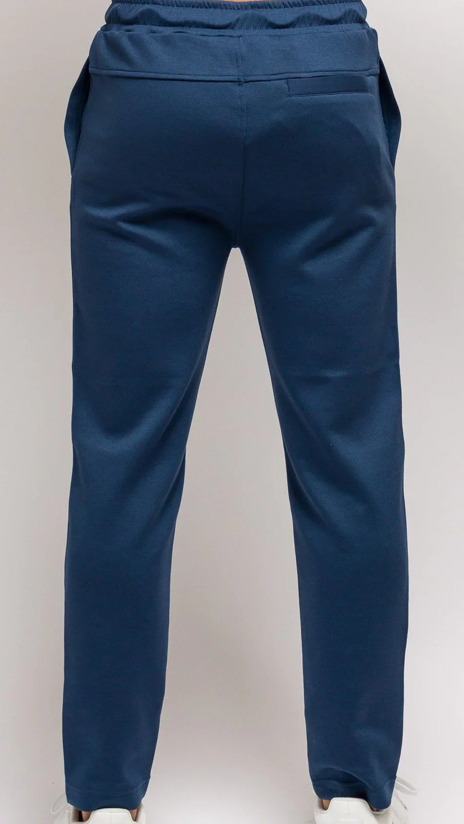 Pantaloni sportivi uomo blu con tasche laterali, vista posteriore, su sfondo neutro