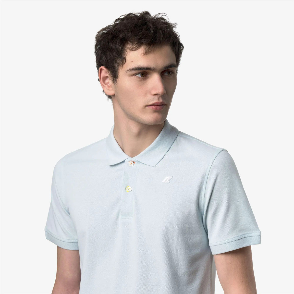 Modello indossa polo azzurra da uomo con logo ricamato, stile casual elegante