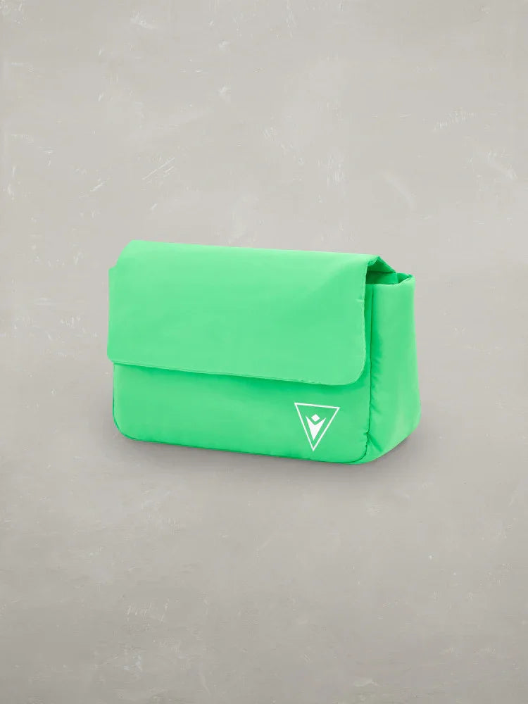 Borsa a tracolla verde fluo in tessuto con logo bianco su sfondo grigio