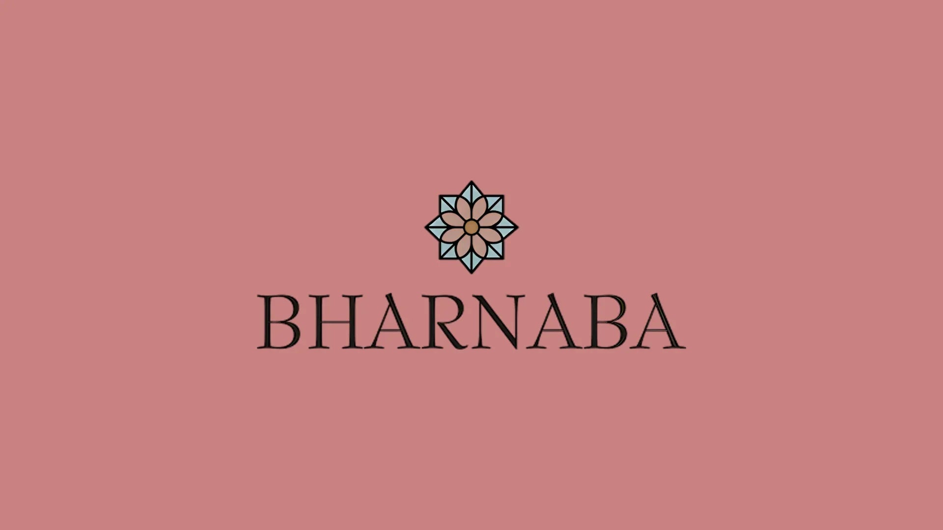Logo Bharnaba con motivo floreale su sfondo rosa, moda e abbigliamento elegante.