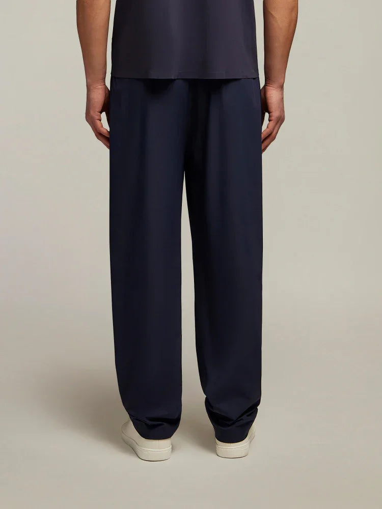 Pantaloni uomo ampi blu scuro, stile casual elegante, retro, su sfondo neutro