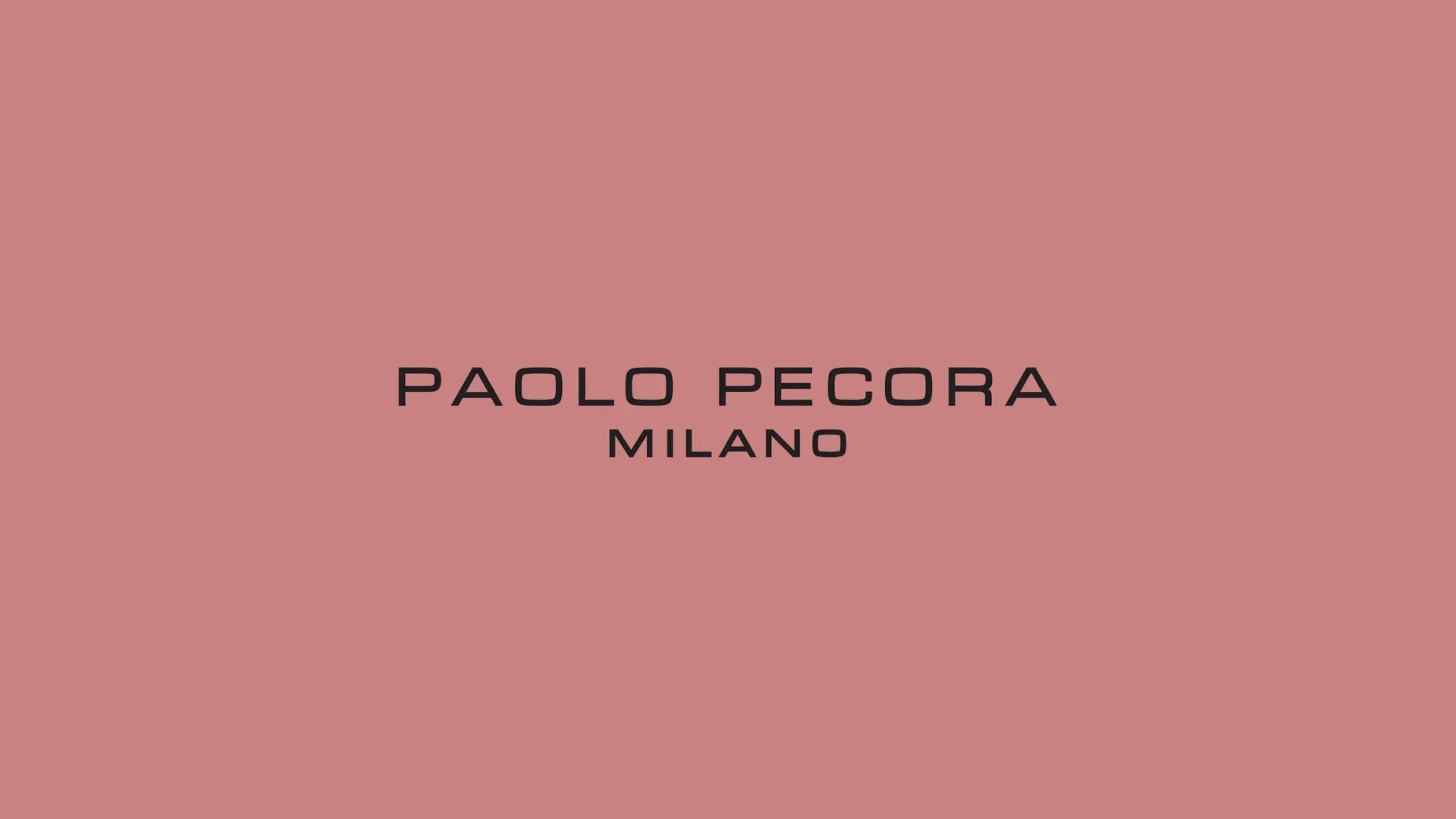 Logo Paolo Pecora Milano su sfondo rosa, moda uomo donna Made in Italy