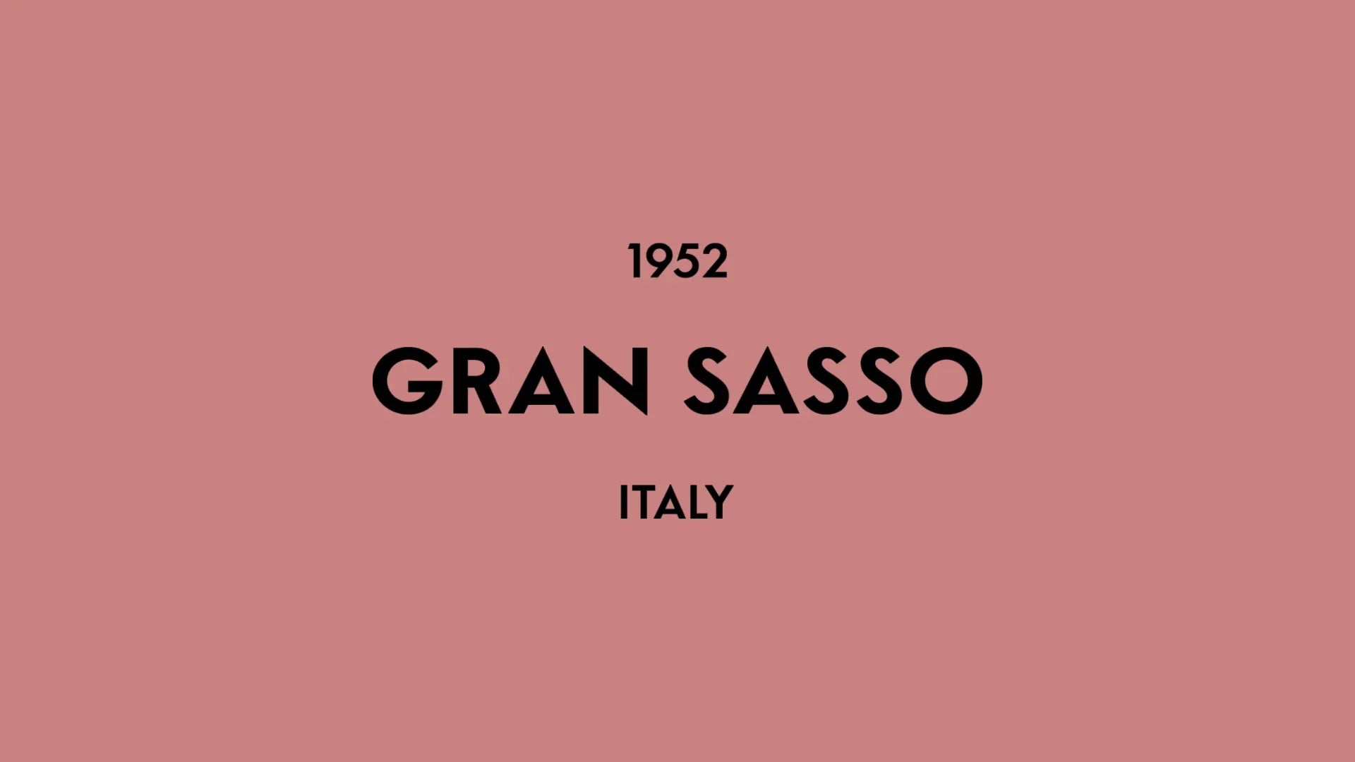Logo Gran Sasso 1952 Italy su sfondo rosa, moda italiana uomo donna.