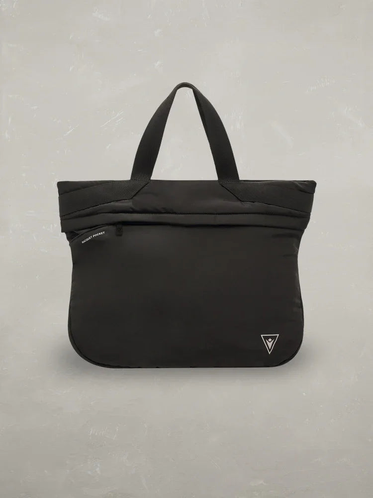 Borsa shopper nera elegante con manici, design minimalista unisex, tasca anteriore visibile.