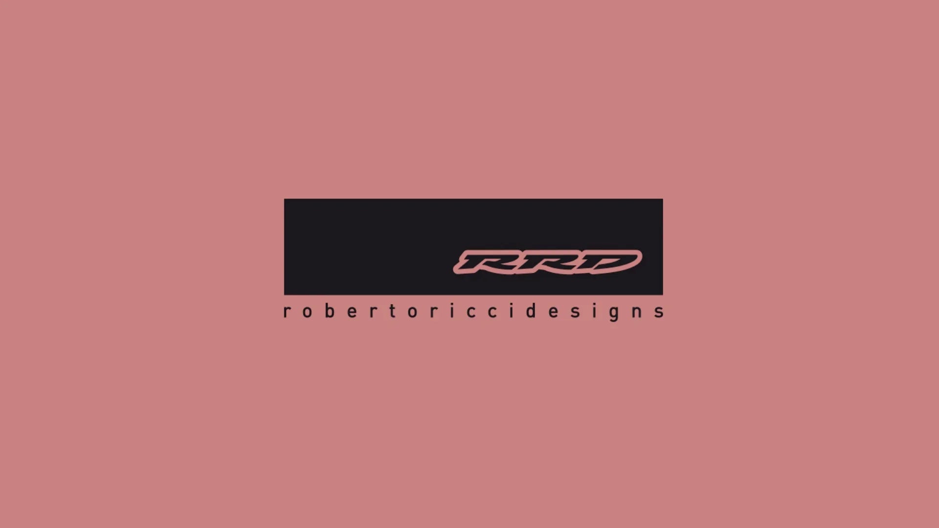 Logo RRD robertoriccidesigns su sfondo rosa, moda abbigliamento uomo donna.