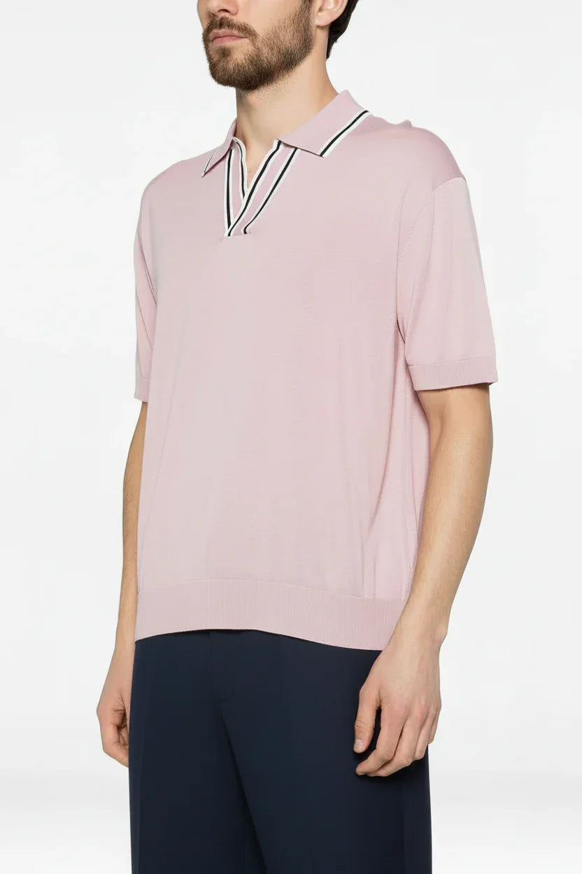 Maglia polo uomo rosa chiaro a maniche corte con collo a V e dettagli neri, stile elegante