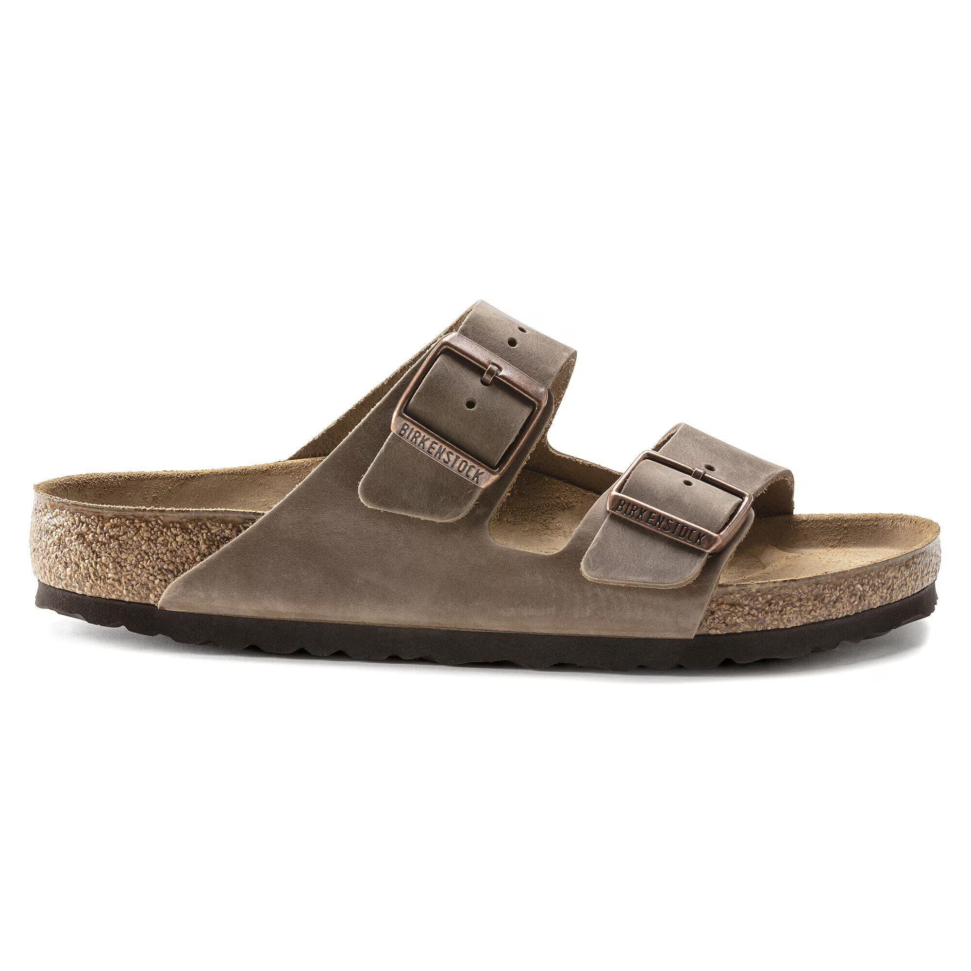 Sandali BIRKENSTOCK Arizona in pelle marrone olio Tabacco, vista laterale che mostra il design classico e i dettagli del cinturino.