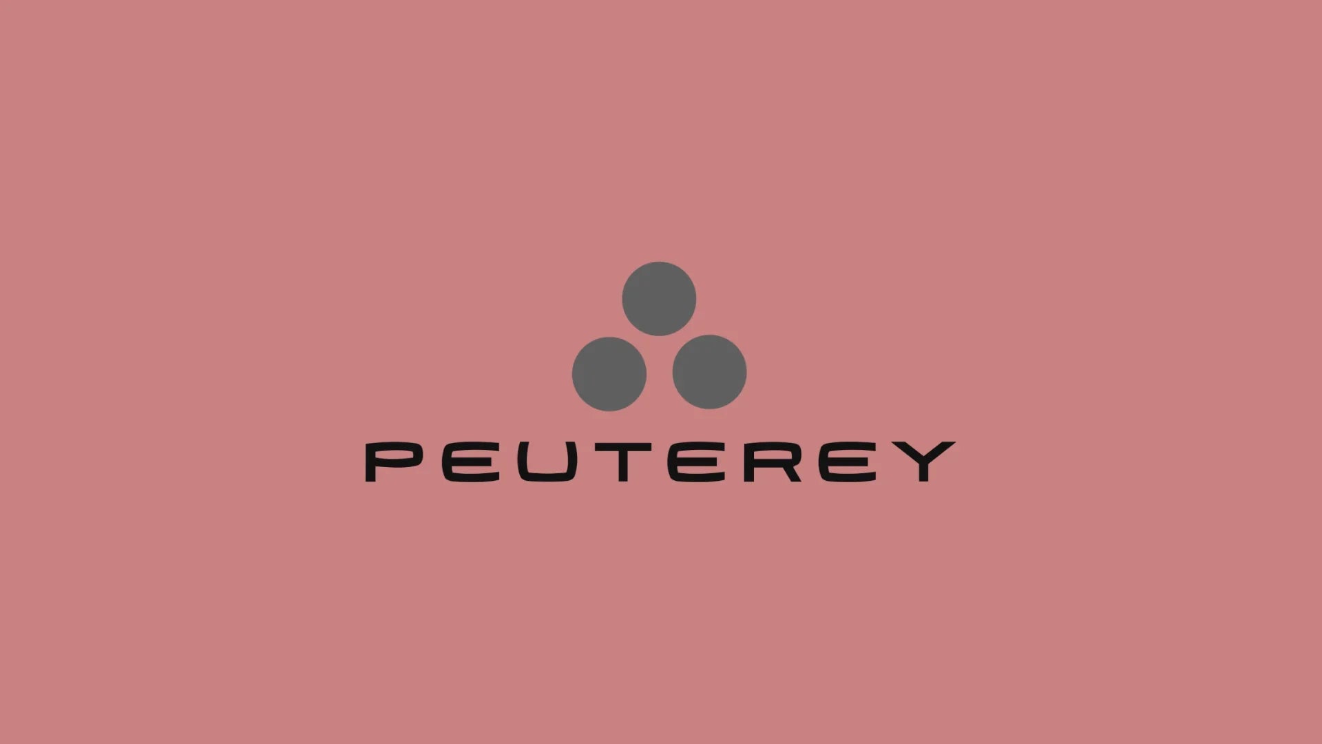 Logo Peuterey con scritta nera e simbolo grigio su sfondo rosa, moda uomo donna