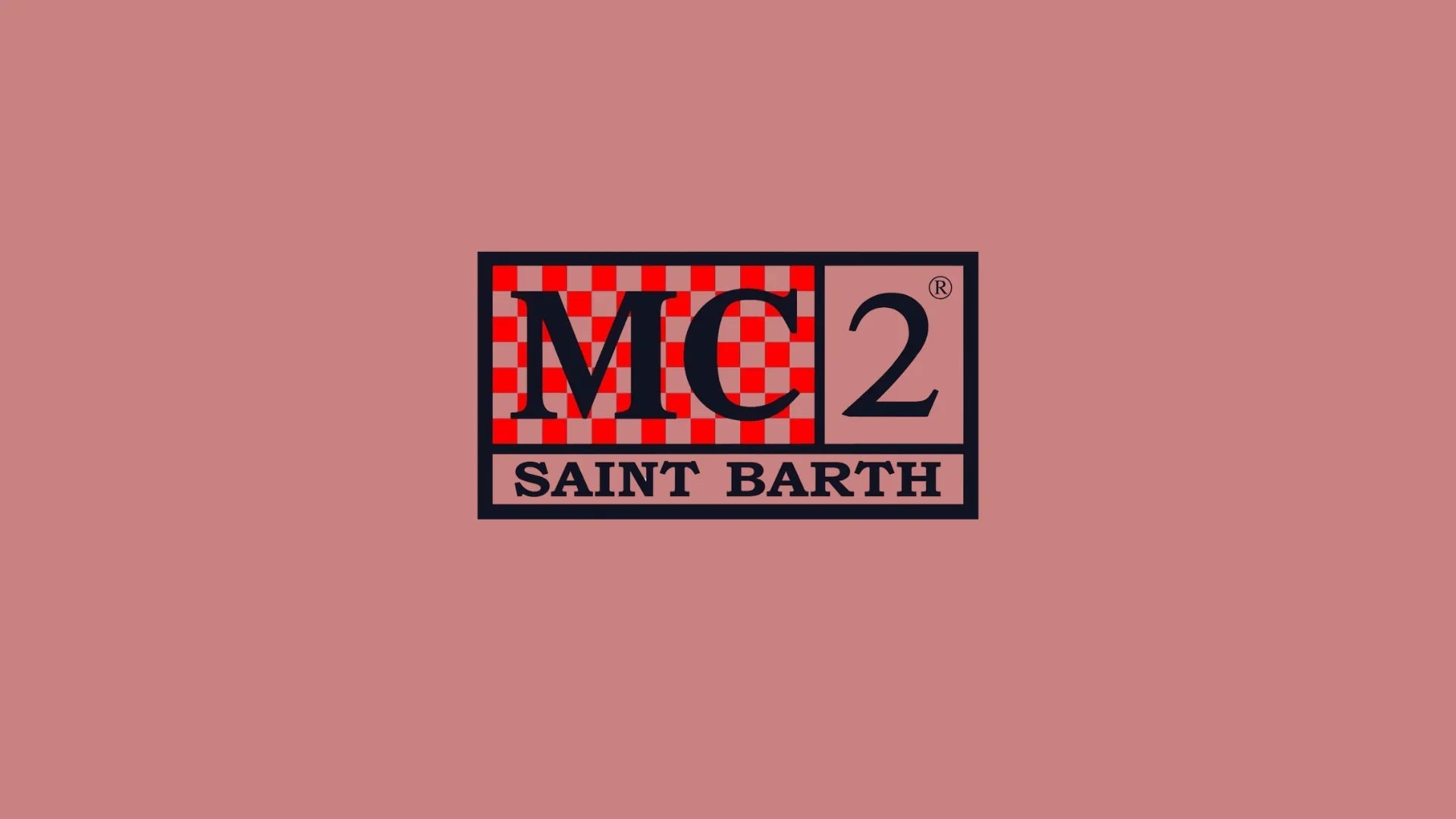 Logo MC2 Saint Barth su sfondo rosa, scritta nera e pattern a scacchi rossi, moda uomo donna