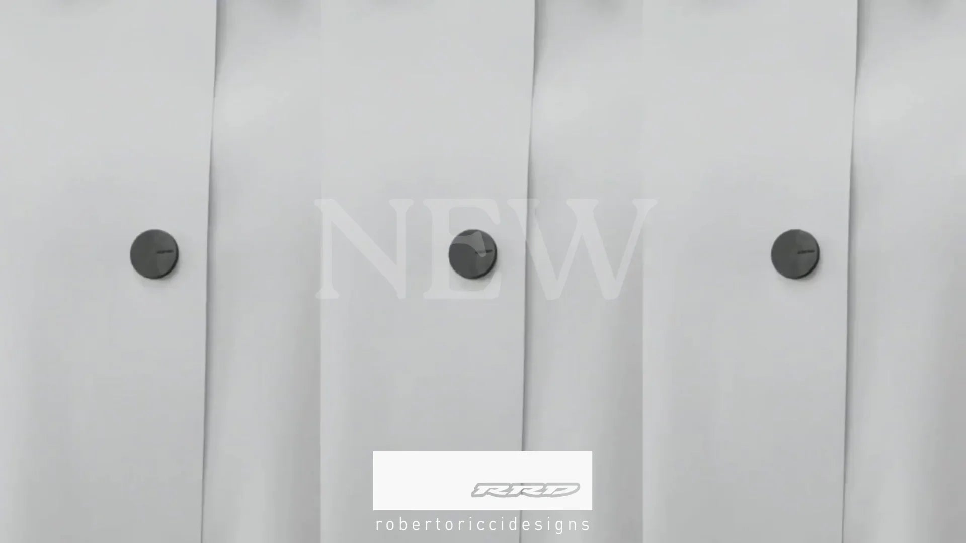 Dettaglio di camicia bianca RRD con bottoni scuri, anteprima nuova collezione abbigliamento.