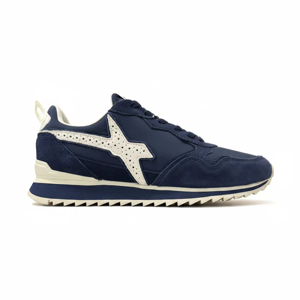 Sneaker uomo blu con dettaglio laterale bianco, suola dentellata, stile sportivo.