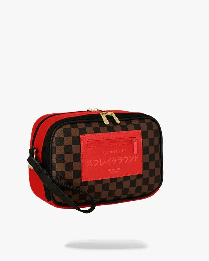 Pochette uomo con motivo a quadri marrone e nero, dettagli rossi, zip dorate, stile moderno.