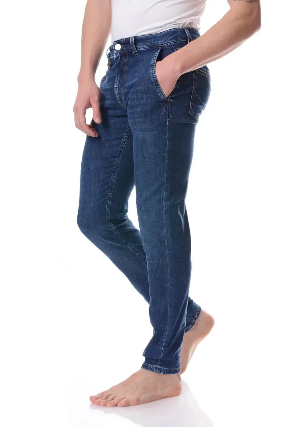 Jeans uomo slim fit blu, modello a cinque tasche, indossati da modello su sfondo bianco