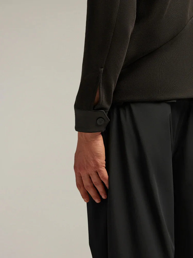 Dettaglio di manica e pantalone uomo eleganti neri, abbigliamento moda uomo