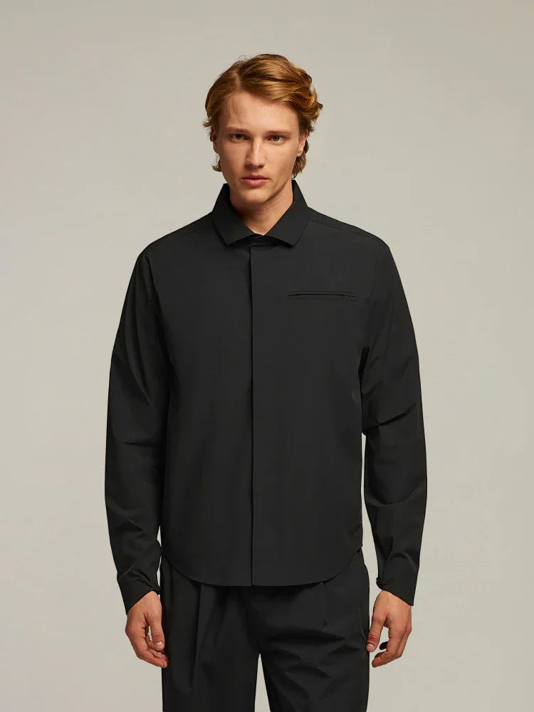 Modello uomo indossa camicia nera elegante con colletto classico e taschino frontale