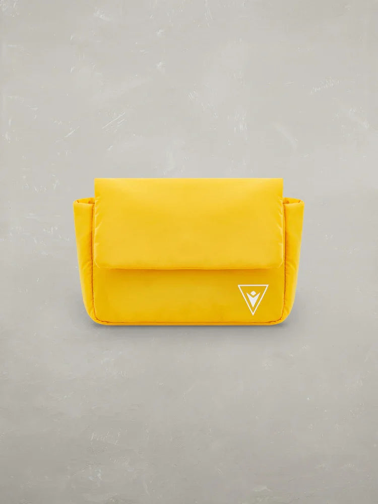 Borsa a tracolla gialla da donna in tessuto tecnico con logo bianco, stile moderno