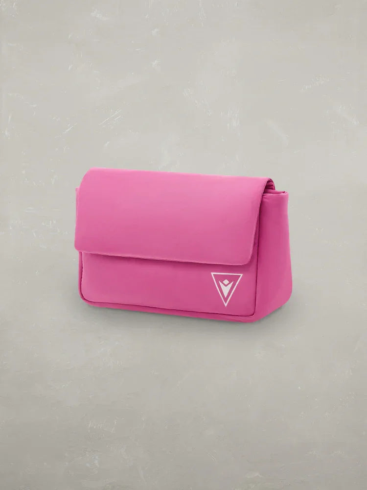 Borsa a tracolla rosa da donna con logo bianco su fondo grigio, accessorio moda elegante