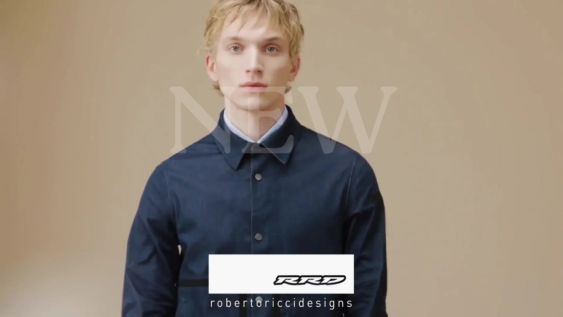 Modello indossa camicia blu RRD nuova collezione uomo, sfondo beige minimalista.