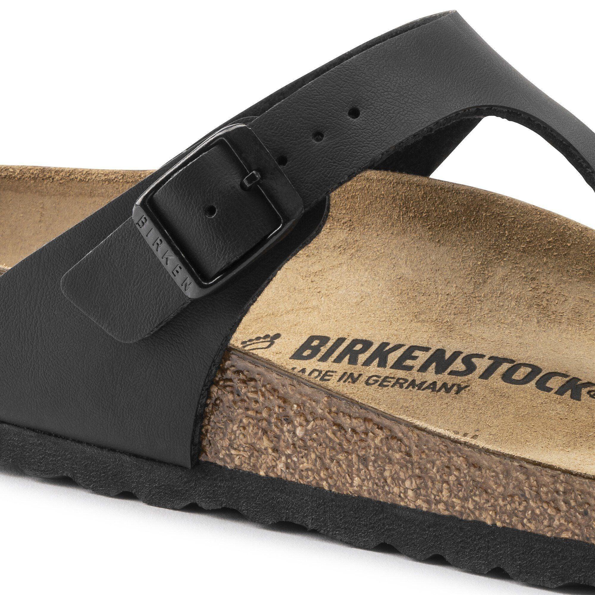 Dettaglio sandalo Birkenstock nero con cinturino e suola anatomica in sughero, uomo donna