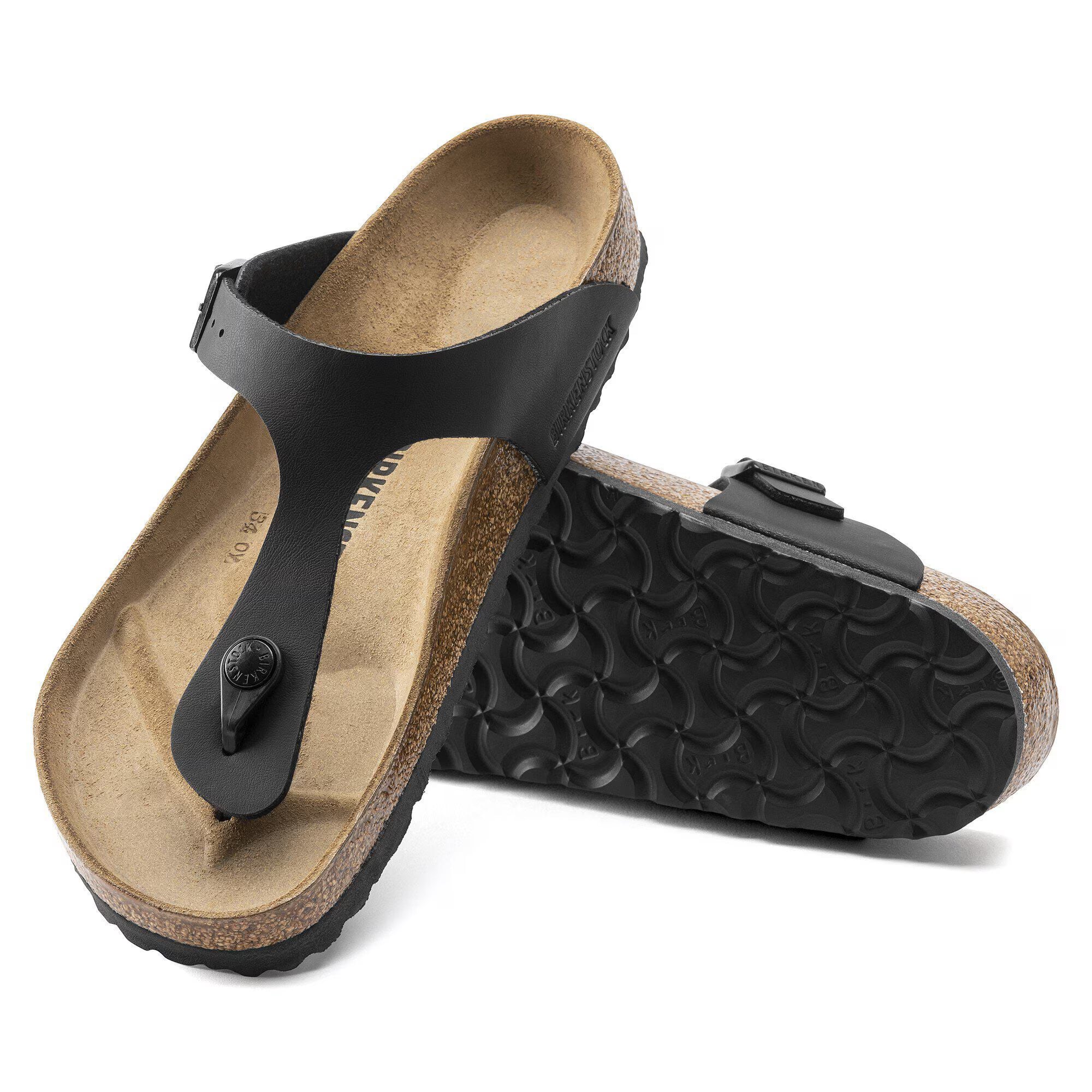 Suola delle sandali Birkenstock Gizeh nere con logo e dettagli, vista laterale.