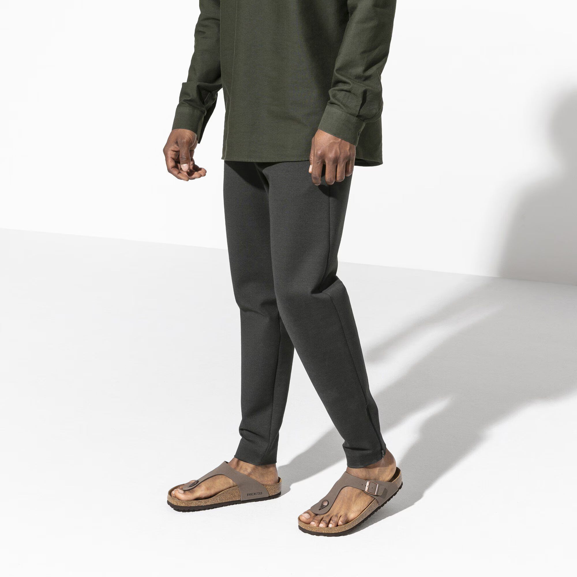 Sandali BIRKENSTOCK Gizeh Mokka in Birkibuc, vista frontale con cinturino regolabile e suola in sughero, stile elegante e confortevole.