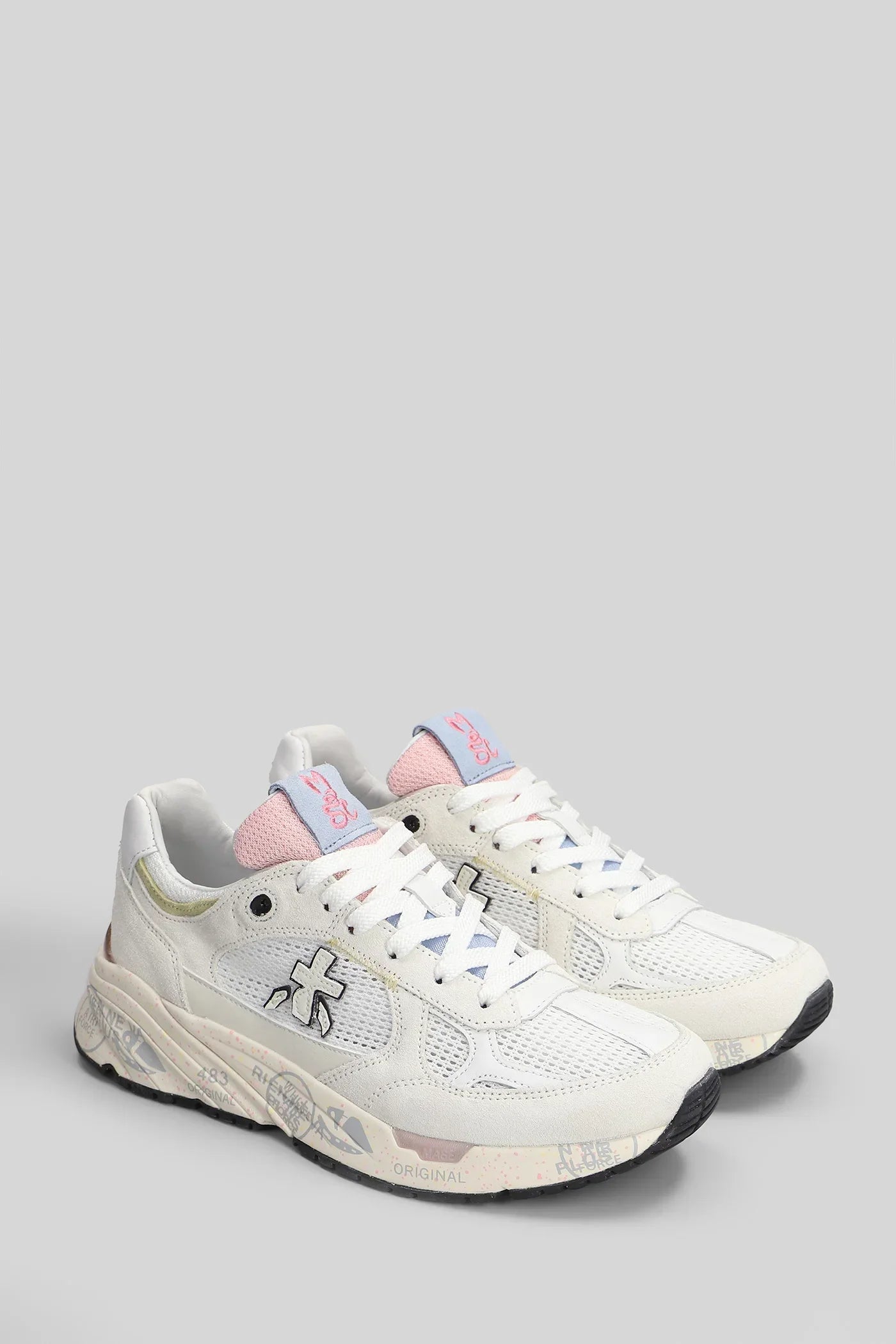 Sneakers bianche da donna con dettagli rosa e azzurri, fondo stampato, stile casual