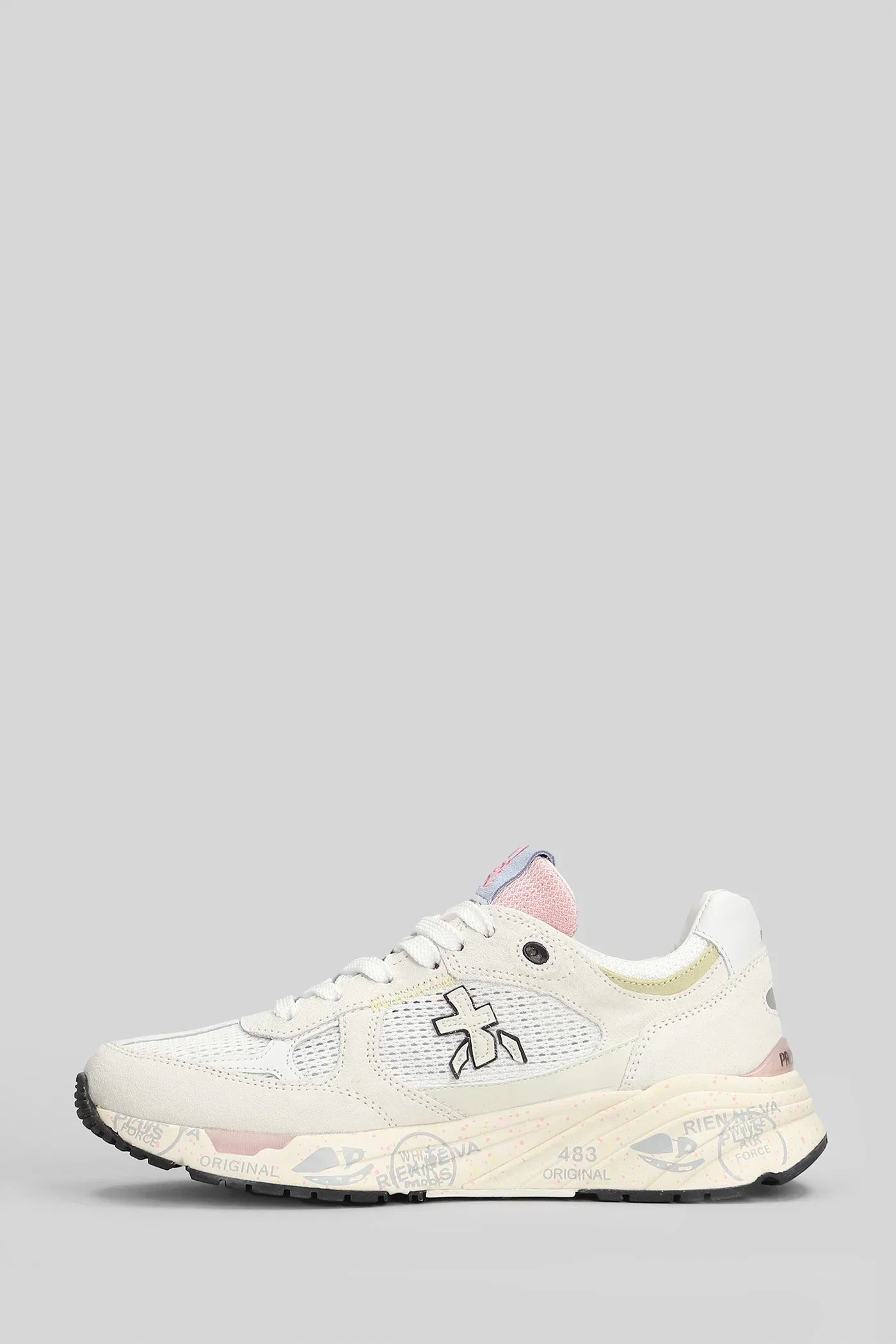 Sneaker donna bianca con dettagli rosa, suola stampata e logo laterale, moda casual