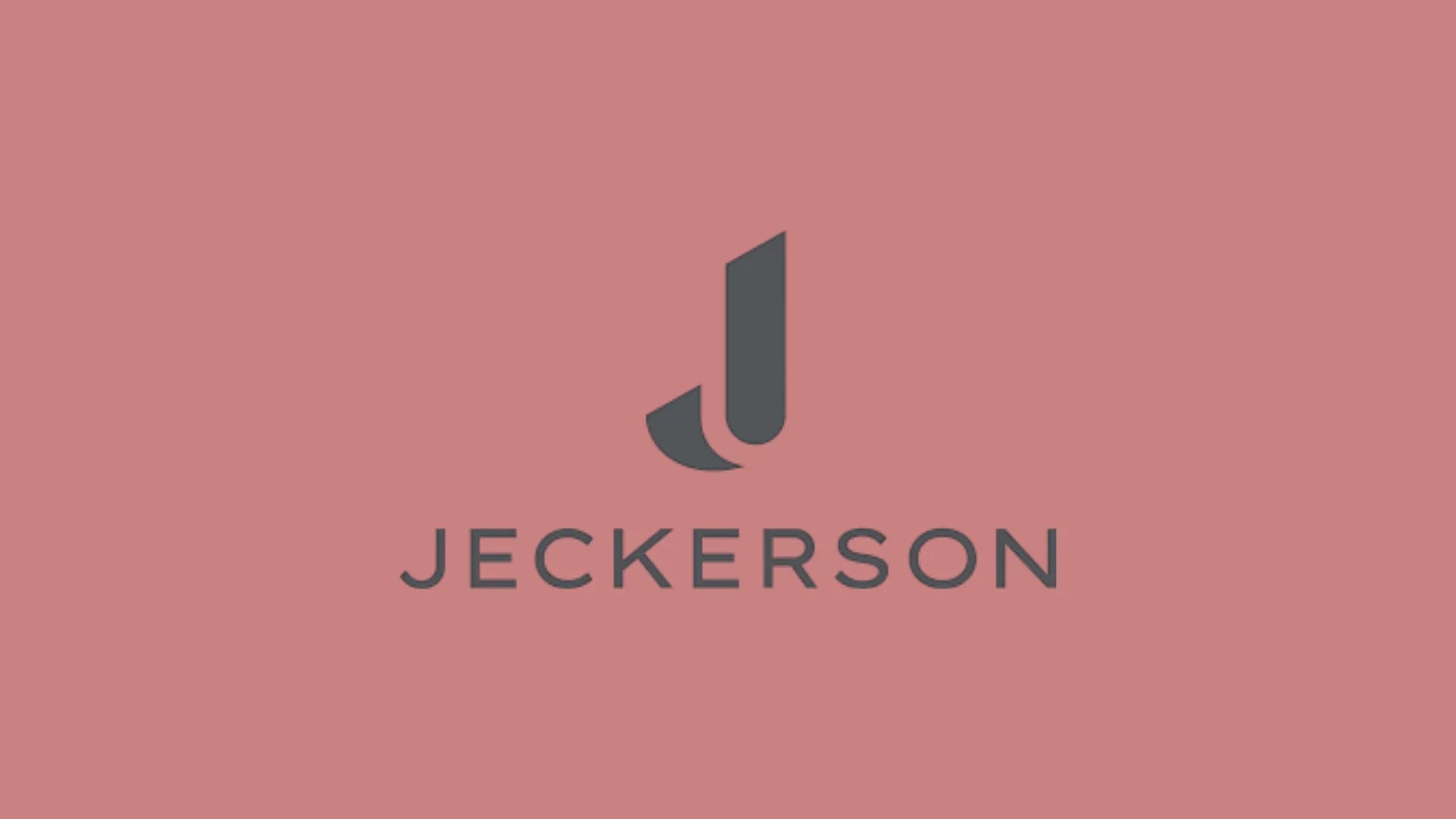 Logo Jeckerson su sfondo rosa, lettering nero, abbigliamento e accessori moda.